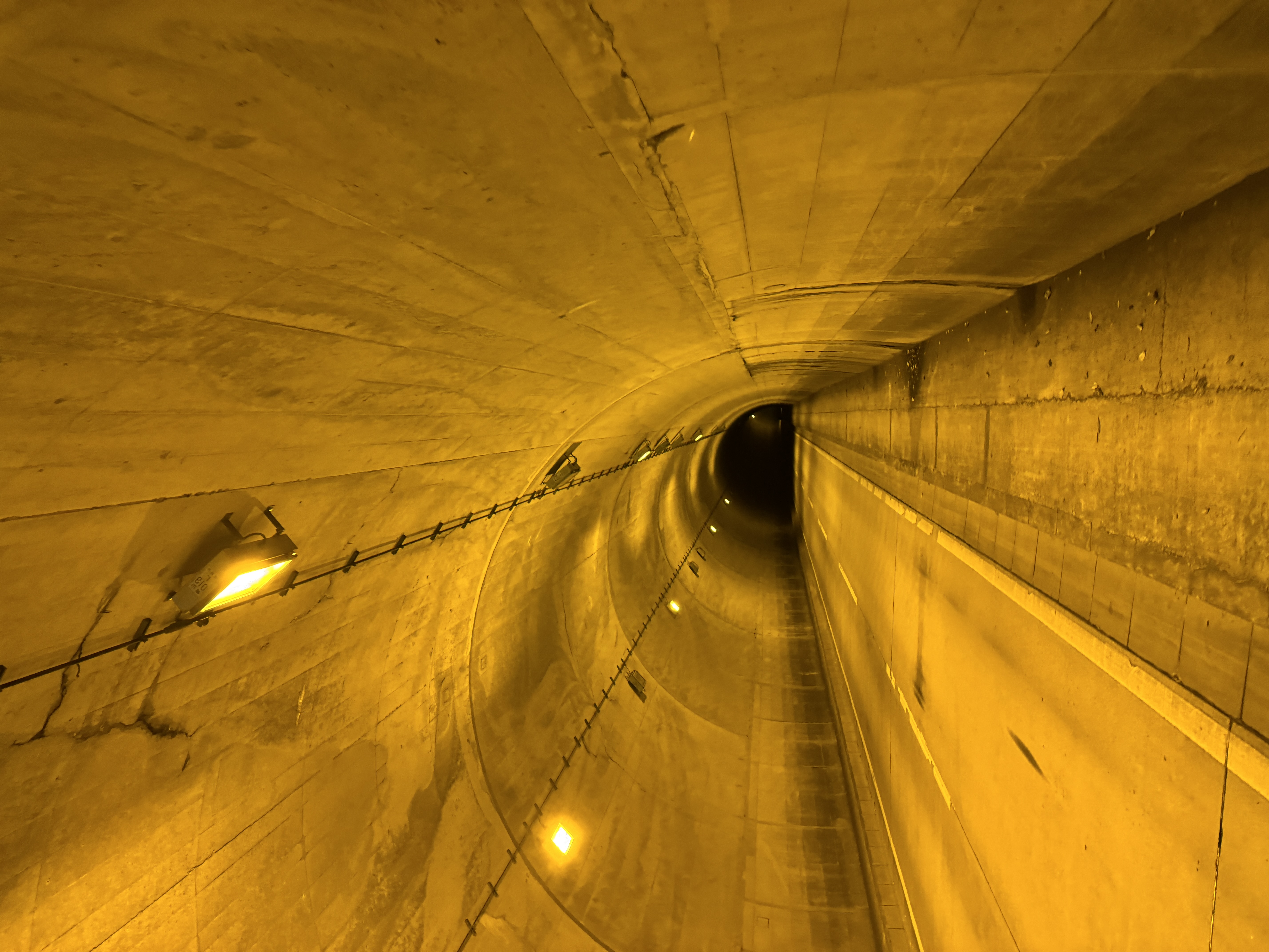 トンネル怖すぎ