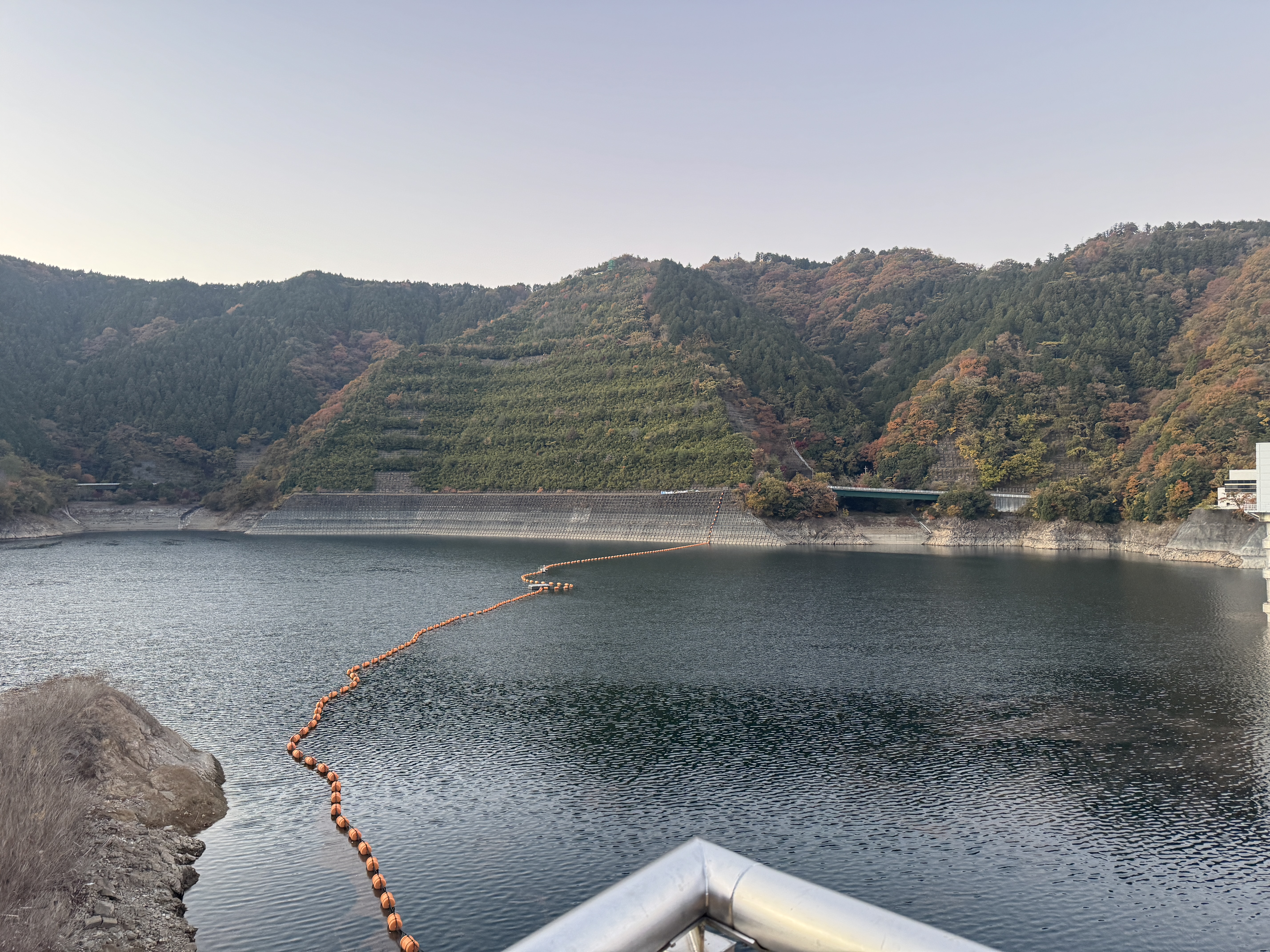 ダム湖面