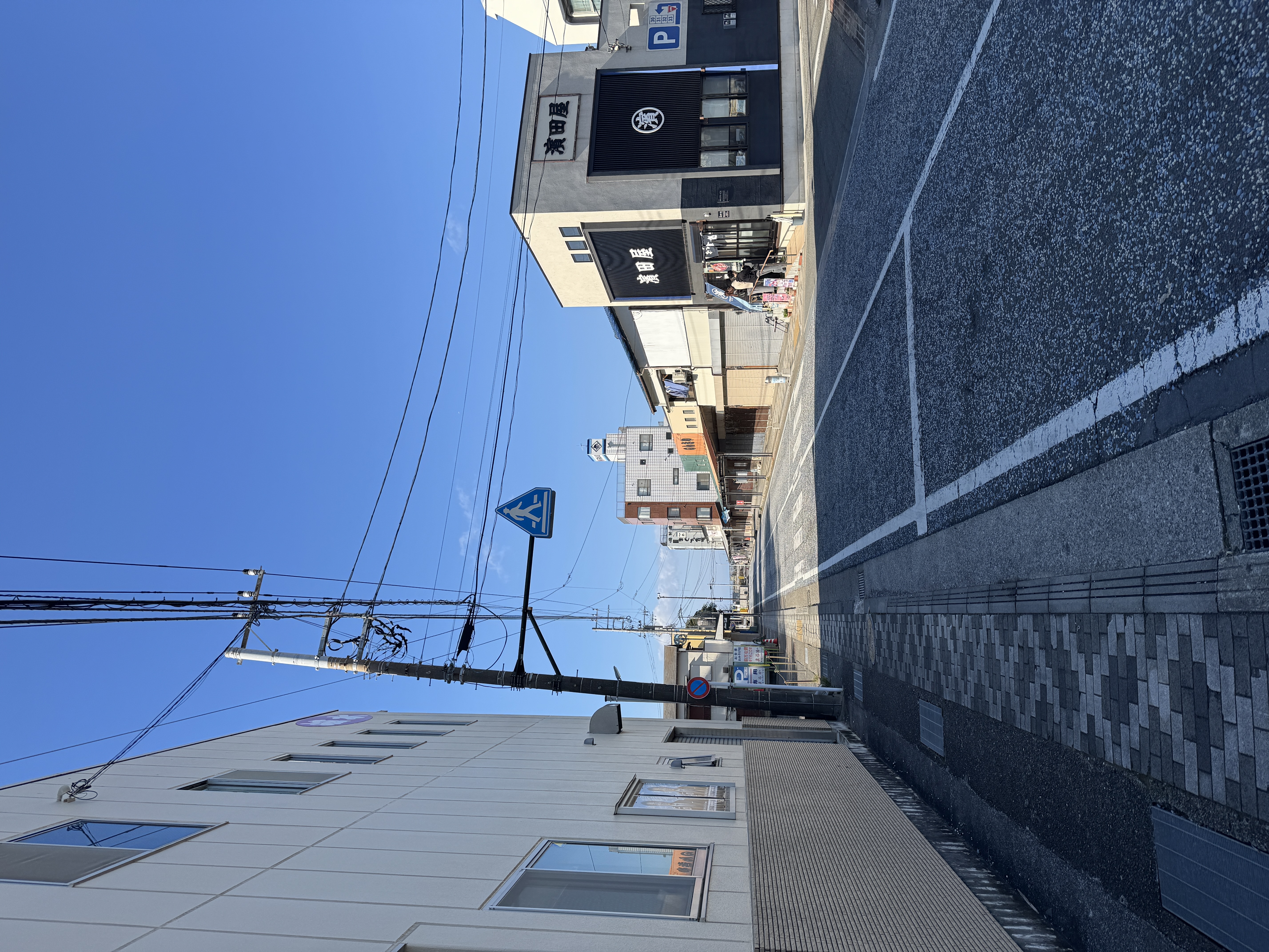 食堂が立ち並ぶ